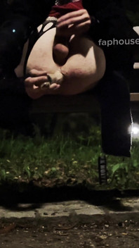 Nackter femboy geht in der stadt herum