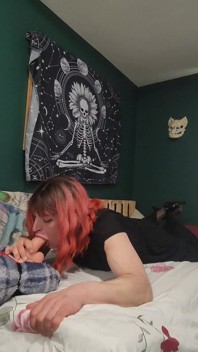 Ashley heeft plezier met diep in keel oefenen op haar dildo