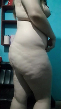 La gigantessa sexy allarga il culo per annusarla