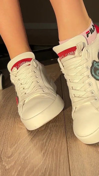 Gioca con il piede in scarpe, calze, a piedi nudi