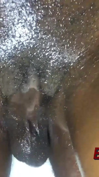 Scopa la matrigna mentre si pulisce in bagno