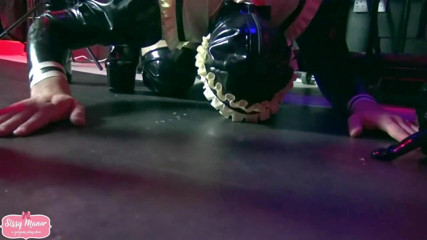 Lady Valeska: Efeminat în latex umilitor cu ejaculare facială