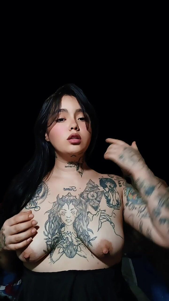 Dalyla: 내 새아빠의 자지를 가지고 놀아