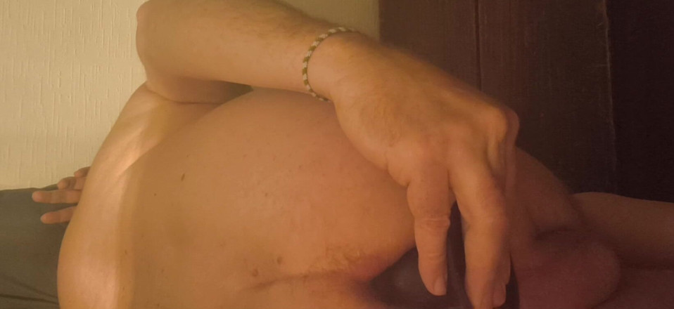 Almaviva: Dede parmakları ve özel prostat dildo ile anüsünü uyarıyor ve onu ıslatıyor