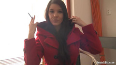 Smoke it bitch: Femme rouge, fumeur sexy