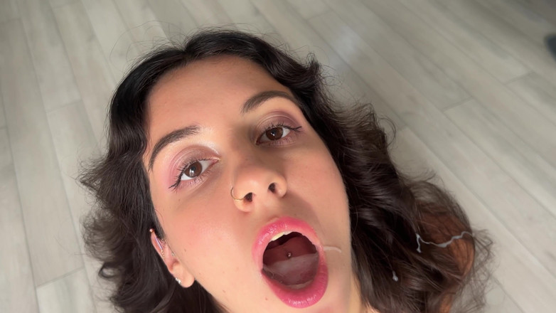 Katty West: na boca brincando com esperma