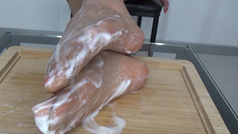 AnnaBUST: 다리, 스타킹 및 요구르트