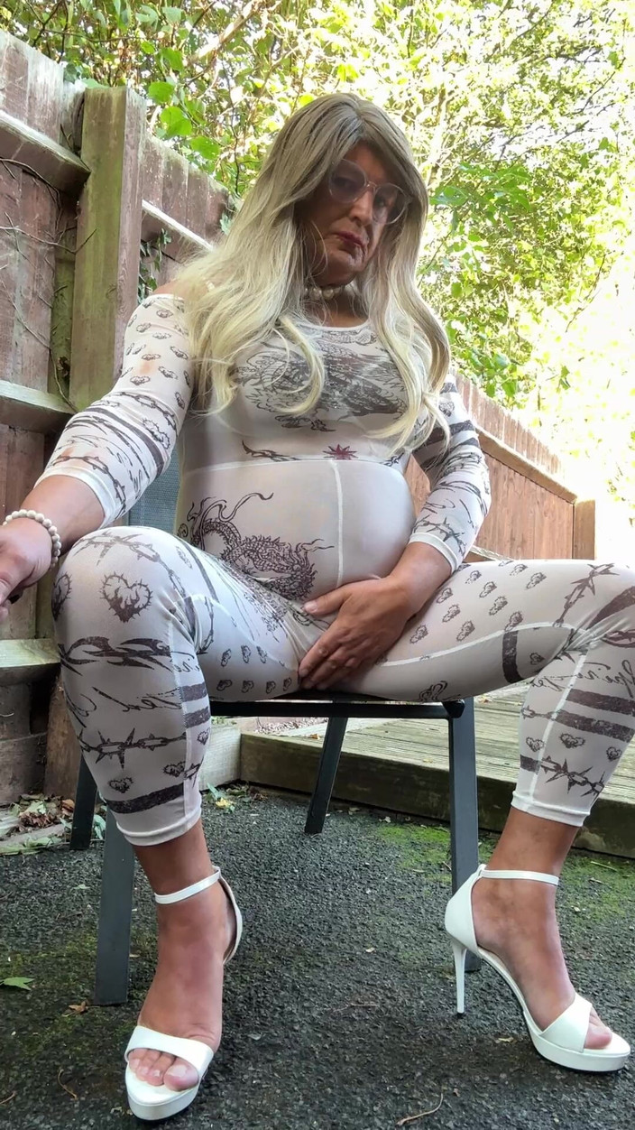 Kellycd2022: 穿着性感的白色连裤和高跟鞋的性感 Crossdresser Kellycd2022