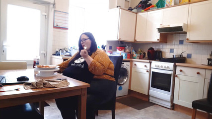 SSBBWLadyBrads: 胖美女 ssbbw 吃场景同人猪在围裙里