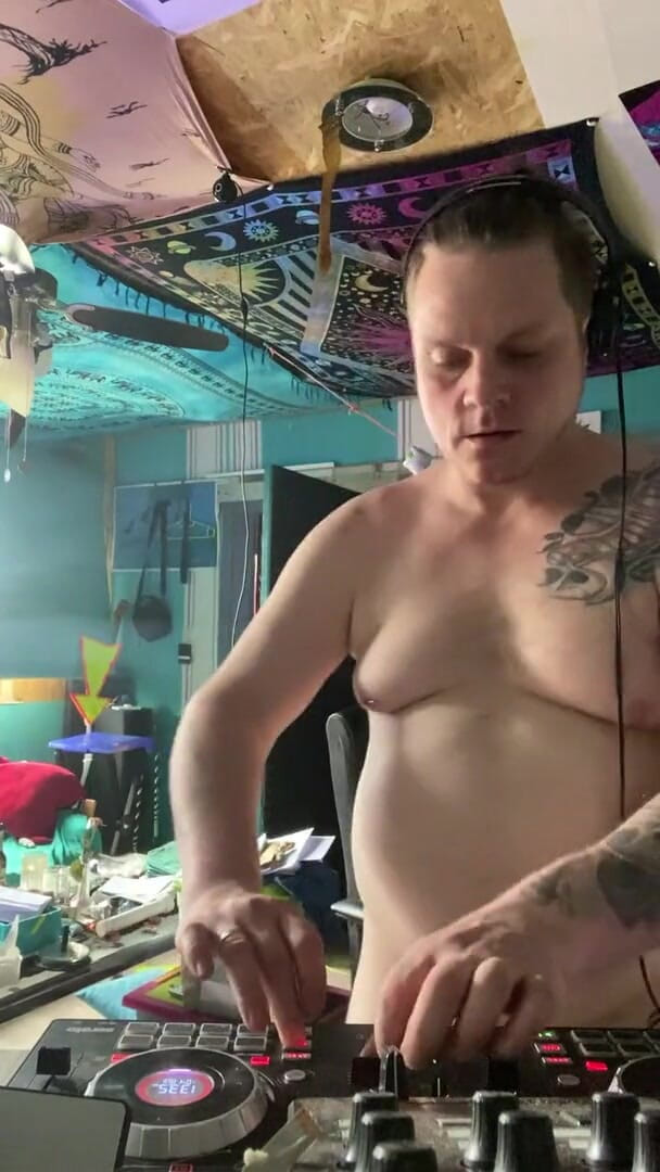 Sexy Amateur Studio: DJ setzt und strippt unzensiert