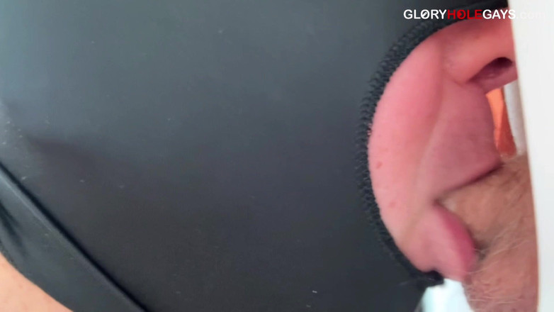 GLORYHOLEGAYS: Cewek kembar straight yang penasaran muncrat di gloryhole - sampai muncrat...