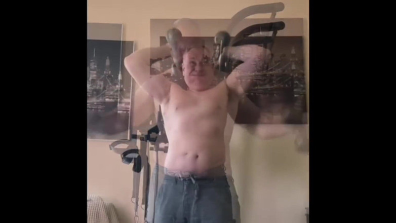 Alex Art: 강한 남자가 훈련 후 자위함