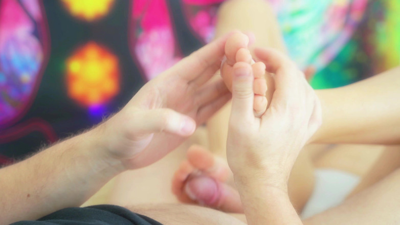 Julius_Dwayne: Mia Moglie Mi Masturba Il Cazzo Con I Piedi. Gambe...