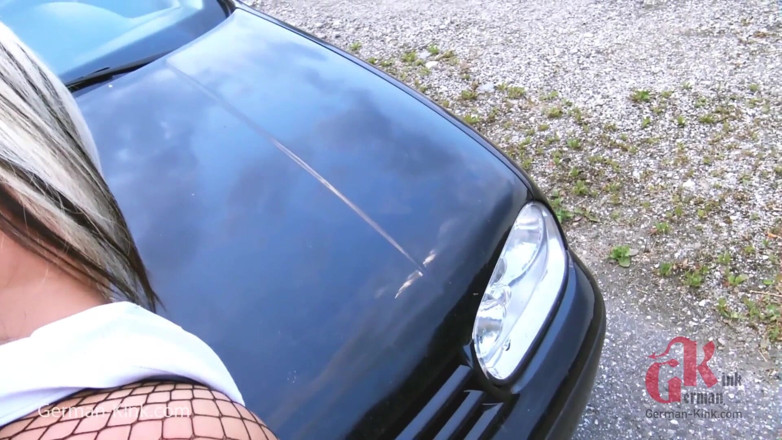 German Kink: Vyzvednutá německá macecha je ošukaná venku