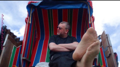 Carmen_Nylonjunge: Snímek mých nylonových nohou v plážové židli 1 - Vacation Wangerland -