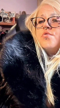 Catena di fumatori psicotici all'aperto durante la modifica video bbw miLF che fuma vlog