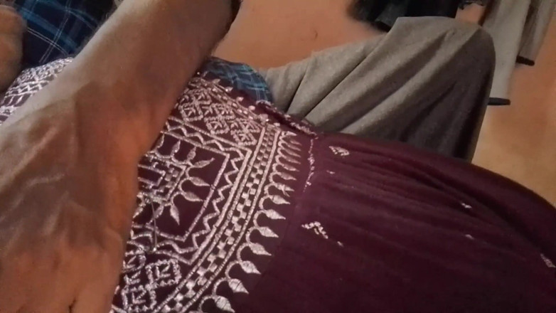 LEGSCOUPLE12: Hintli kız penisini ağzına sokuyor ve sütünü ağzına alıyor