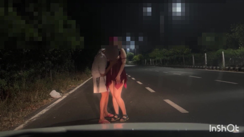 Indian Couplexx: 性感人妻在路上和陌生人做爱
