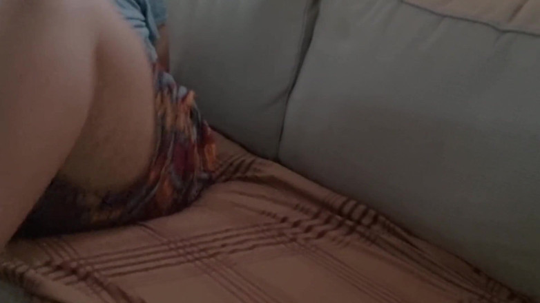 Chubxoi: Gay grasso grasso si sega sul divano con sandali in...