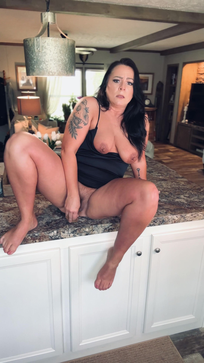 Gia Farina: 热辣的家庭主妇在每个人外出时玩耍