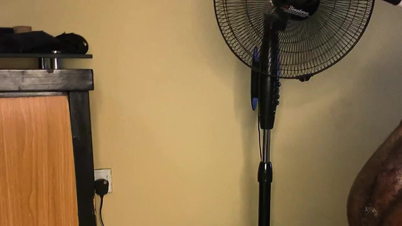 Stilesbhalifa1: スキニー・アフリカン・ボーイ、初めてカメラに射精