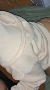 Une latina sexy en chaussettes blanches mange le sperme de son voisin