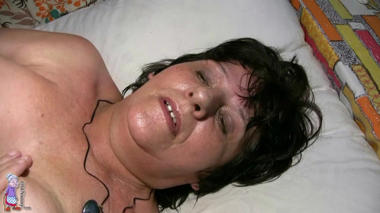 Old Nanny: Проба большого двойного дилдо