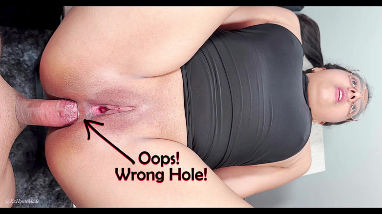 XxHomeMade: Omg, det är fel hål... Det gör ont! - Anal överraskning...