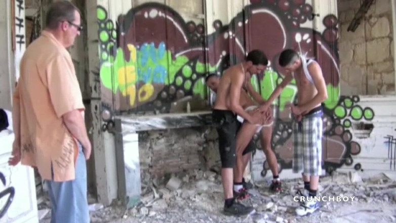 EXHIB BOYS: Twink fodida por heteros anônimos em cruzeiro exhib