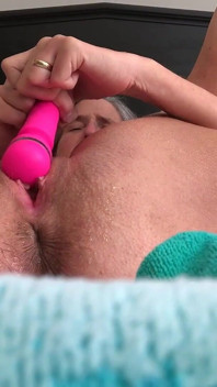 Het MILF sprutar och Dildo's Fästman tappar droppar stor belastning