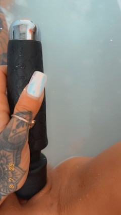 Tattoomilf: बाथटाइम वाइब्रेशन