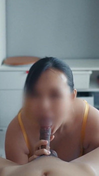 Gagică sexy face o masturbare senzuală cu țâțele după muie cu limba ei răsucită