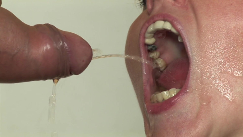 Pee porn: Skamlösa par älskar att pissa!