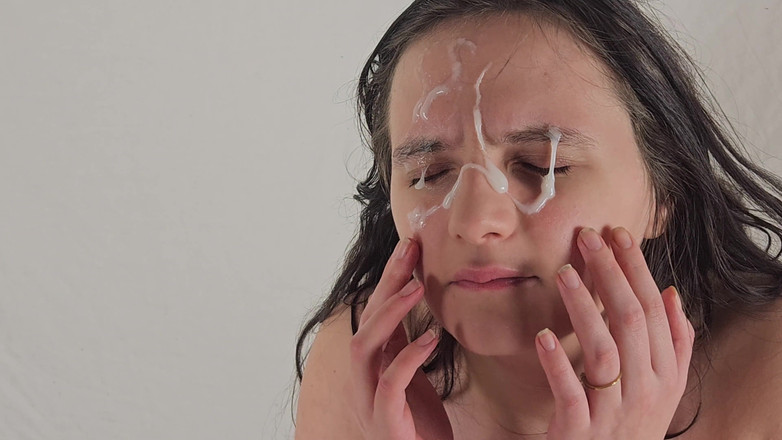 French Julia: Giovane ragazza francese sottomessa al suo padrone che obbedisce sborrata...