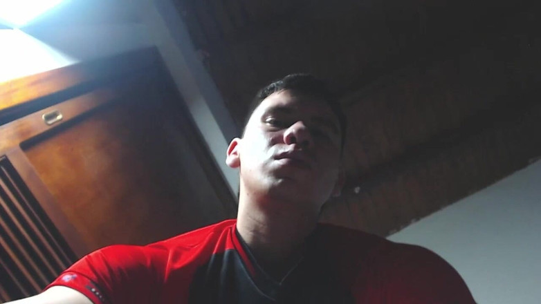 Icyhot707: Melancap dan menunjukkan zakar saya dari bawah sangat sensual