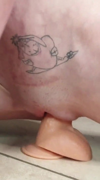 Zierliche schlampe fickt dildo tief auf der seite aufgeteilte position