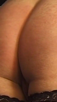 복면을 쓴 미시 밀프는 젖꼭지 클램프와 스팽킹을 견뎌냅니다.