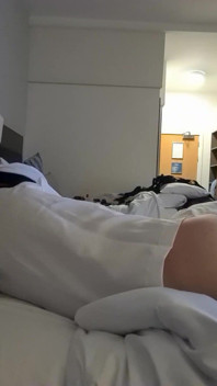 Ta gorąca amatorska nimpo rozkłada nogi na każdego, kto ma na sobie mundur