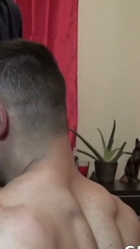 Un chico de 20 años basa a su amigo