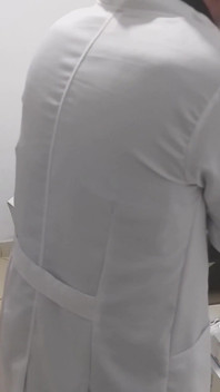 Il paziente viene sditalinato dal proctologo durante l'esame anale.