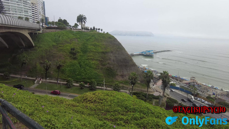 English Psycho: Boneka trans kecil 5ft5 bergabung denganku untuk makan siang &amp; tunjukan kontolnya...