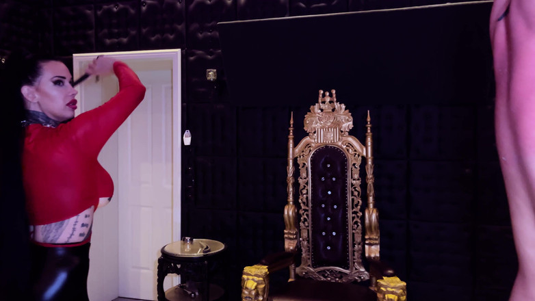 MissAlessaMilano: 双手悬挂并鞭打