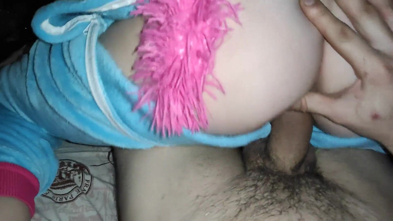 Taboo Room: 18letá stará Malá děvka tvrdě poskakuje na péru nevlastních bratrů