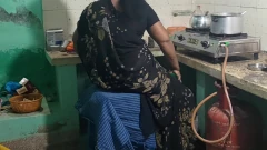 सौतेली मम्मी किचन में खाना बना रही थी और मैंने उसके साथ सेक्स किया