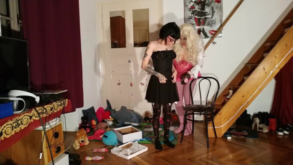 Beth Kinky: Lilly Kinky는 아빠에게서 첫 섹시한 큰 소녀 옷을 입습니다.
