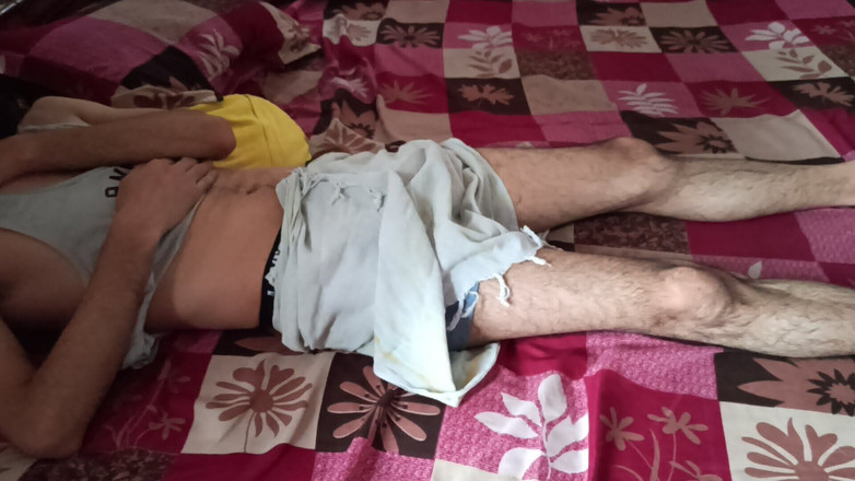 Desi__Panda: Вау первый раз трогаю большой член моего сводного брата в полуночи Lungi