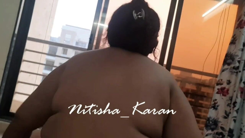 Karan Nitisha: Arka planda biraz travesti ile yol kenarında üstsüz cesaret