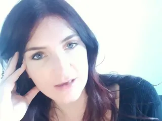 Adreena Winters: What do you think of my new lipstick