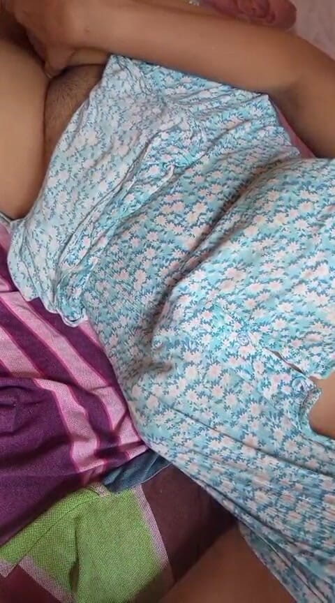Miya White: スリランカ女優アンが夜にバスルームで膣と大きな自然な胸を弄ぶ