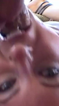 L’un des mecs du trio lâche une éjaculation sur ses talons hauts qu’elle lèche